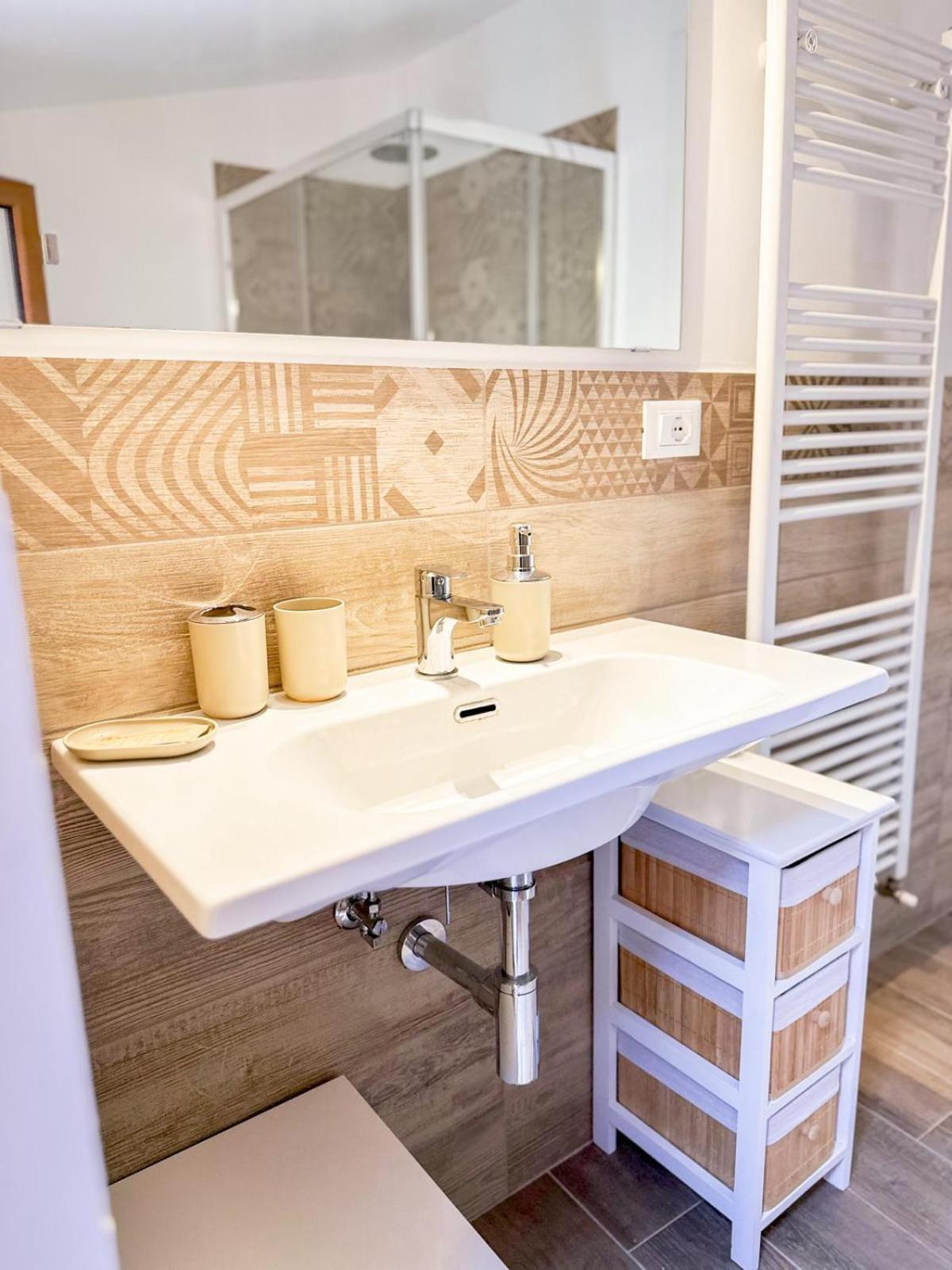 La Via Del Castello Apartment Castelferretti Екстериор снимка